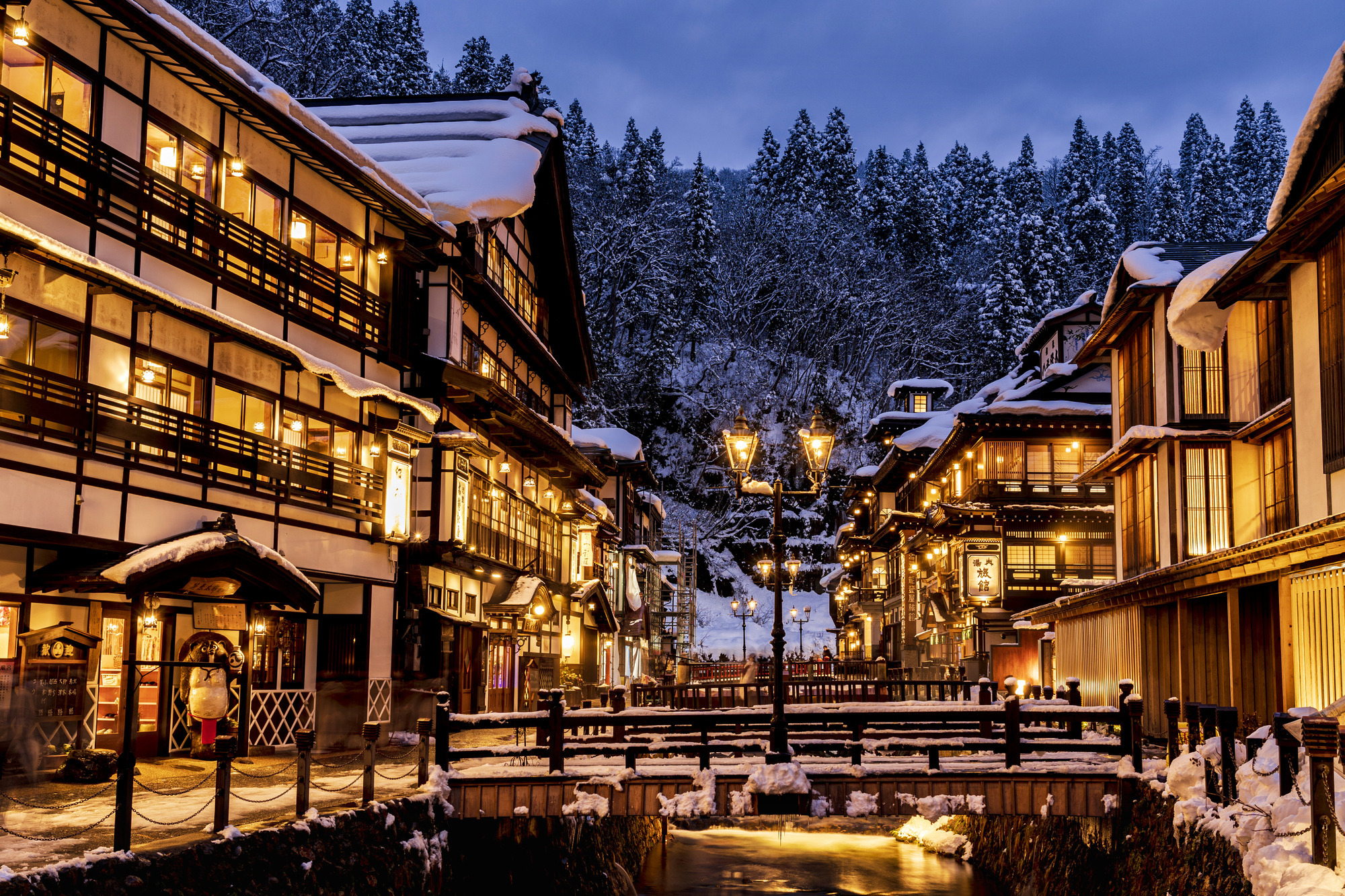雪景中瓦斯燈點亮的銀山溫泉夜景