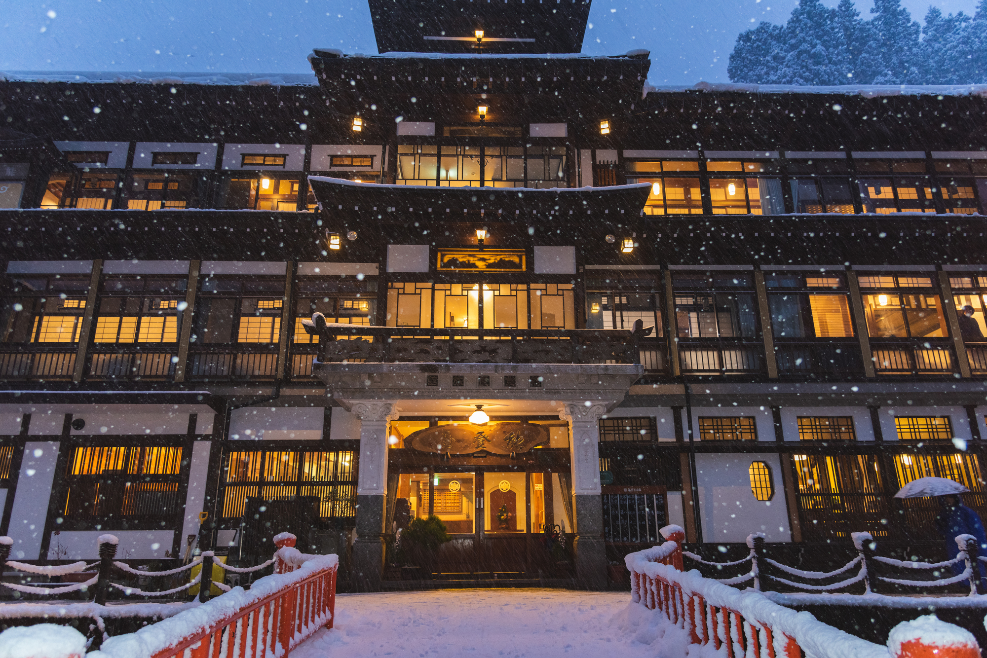 雪中銀山溫泉的紅橋